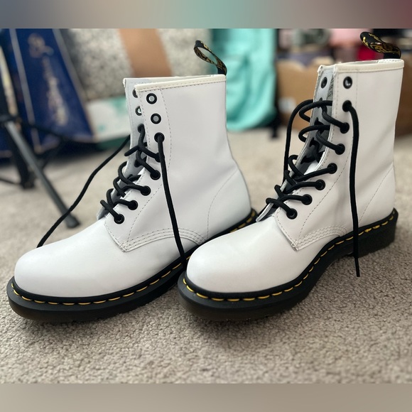 Women’s Dr. Martens Boot. EXCELLENT condition, worn once. Size 8 - Picture 3 of 5